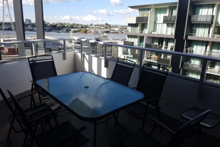 2 Bedroom Newstead Unit With Parking