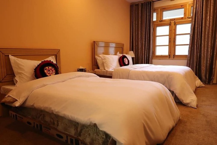 Room 4 of 10