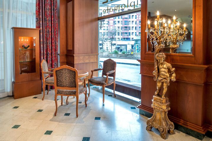 Entrance & Lobby