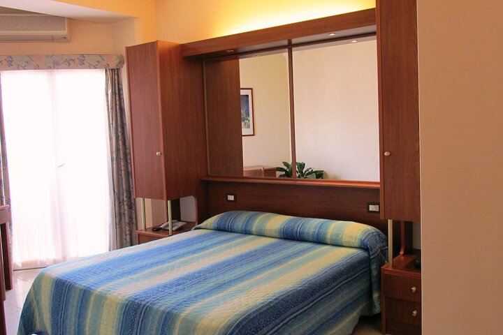 Room 6 of 44