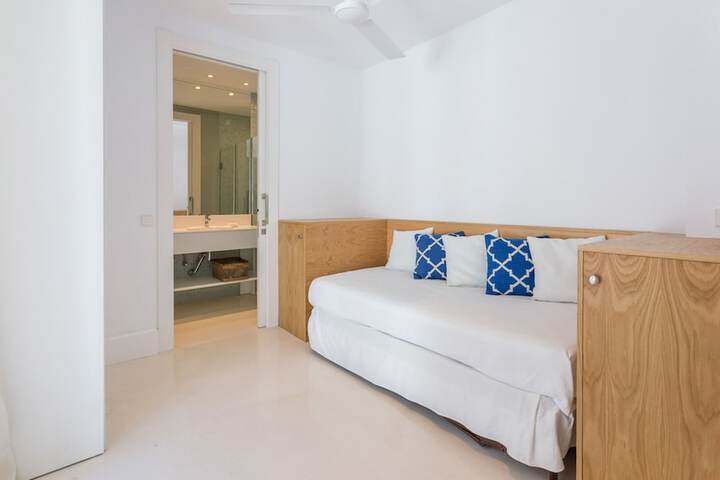 Room 9 of 32