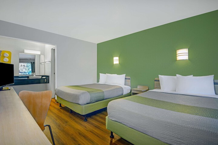 Queen Room with 2 Queen Beds Disability Accessible (9 of 19)