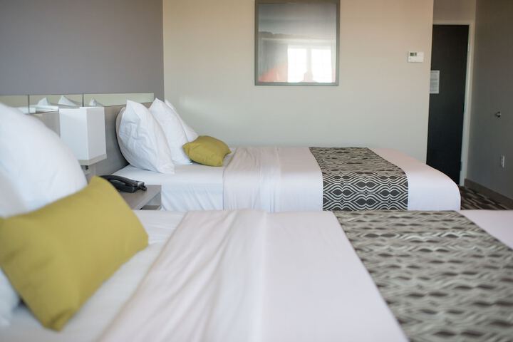 1 Queen Bed (2 of 19)
