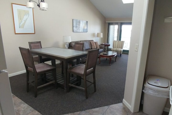 Room 14 of 128