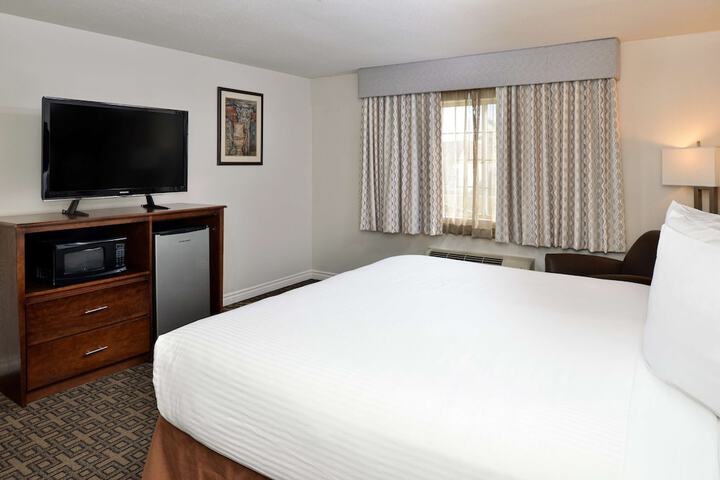 1 King Bed Microwave and Refrigerator WiFi Full Breakfast (7 of 17)