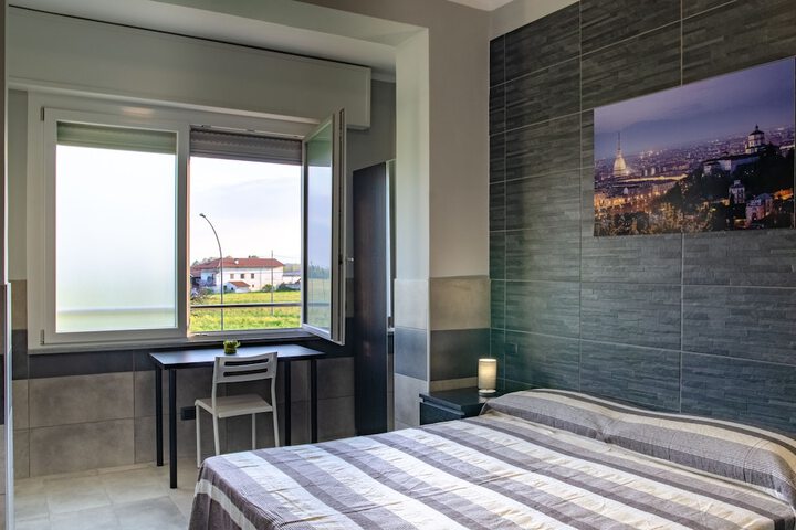 Room 4 of 102