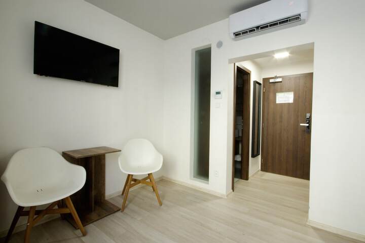 Room 4 of 9