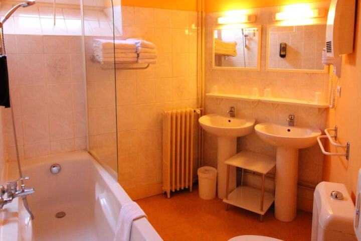 Room 42 of 64