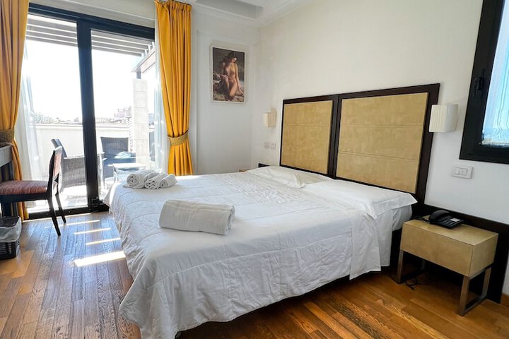 Room 28 of 80