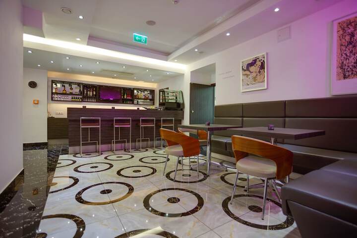 Lounge 56 of 63