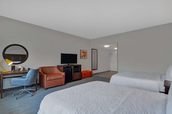 2 Queen Beds (11 of 13)
