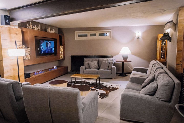 Lounge 62 of 82