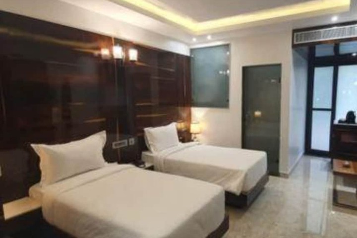 Room 6 of 27