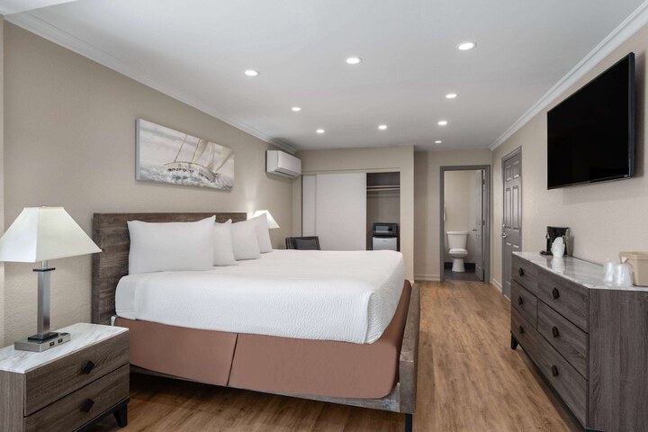 1 King Bed (2 of 17)