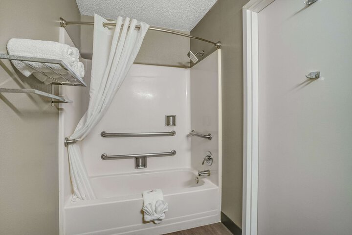 1 Queen Bed Kitchen (2 of 20)