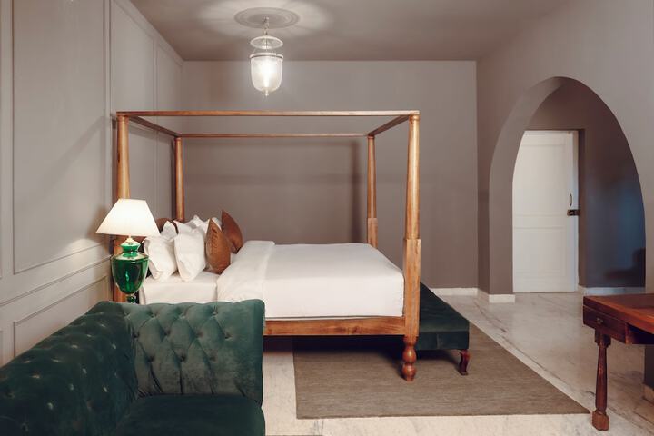 Room 23 of 74