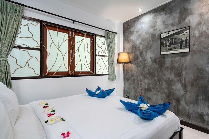Room 44 of 100
