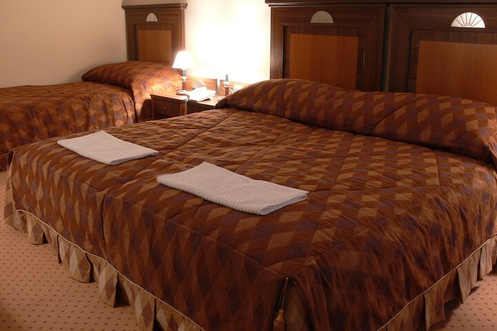 Room 6 of 32