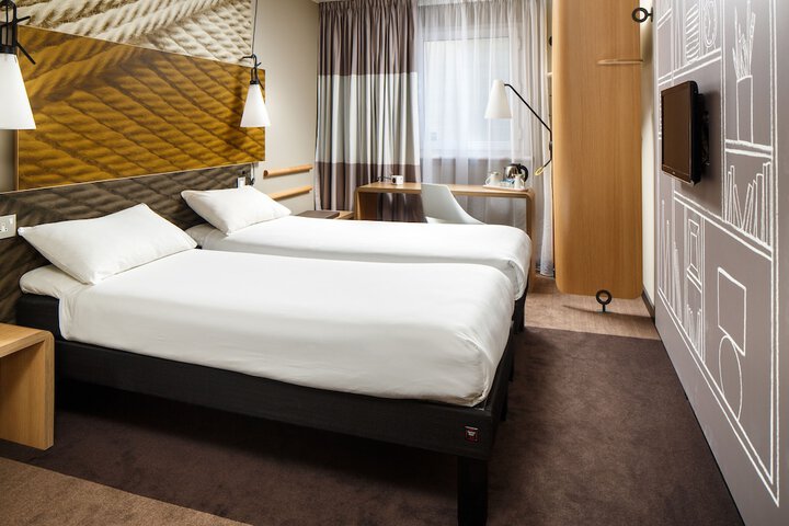 Room 2 of 48