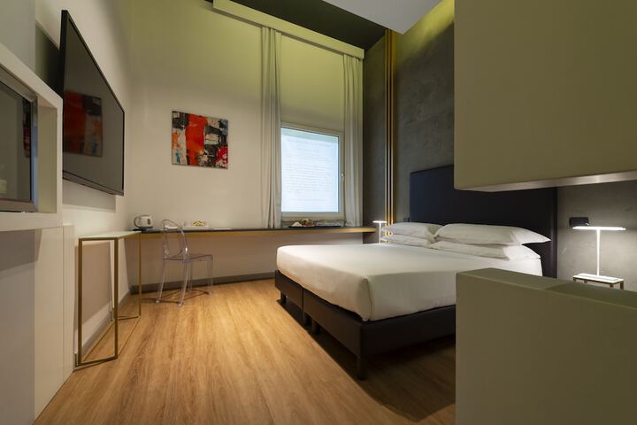 Room 8 of 30