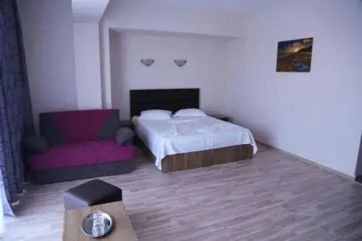Room 5 of 11