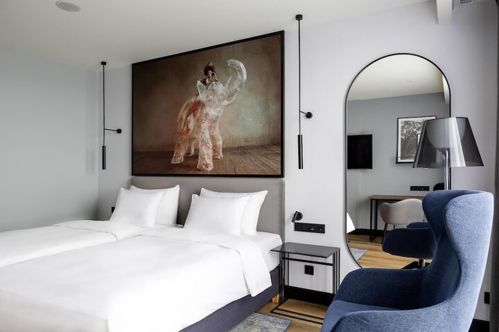 Room 52 of 228