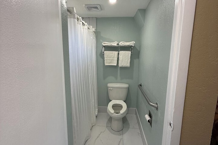 Room 13 of 28