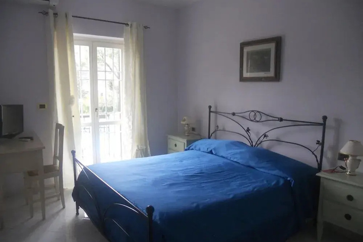 Room 4 of 18