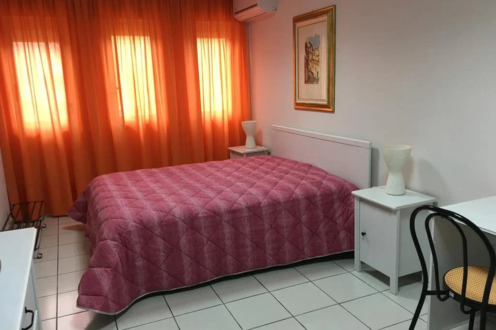Room 5 of 9