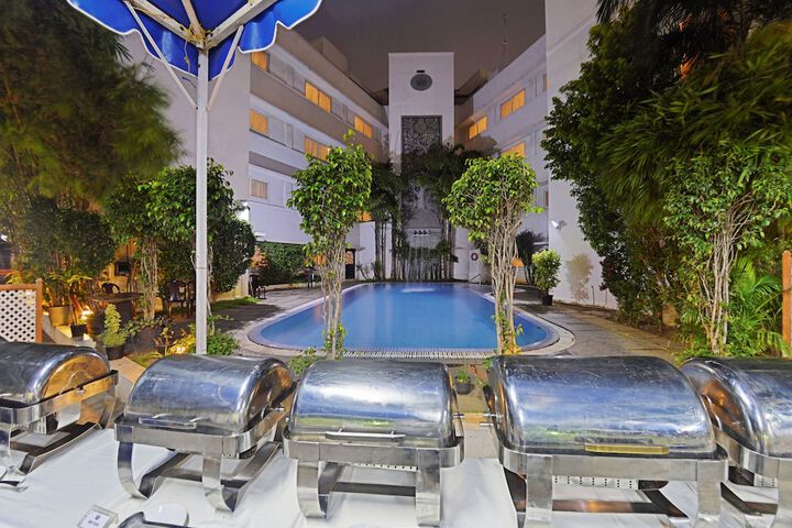 Hotel with Pool