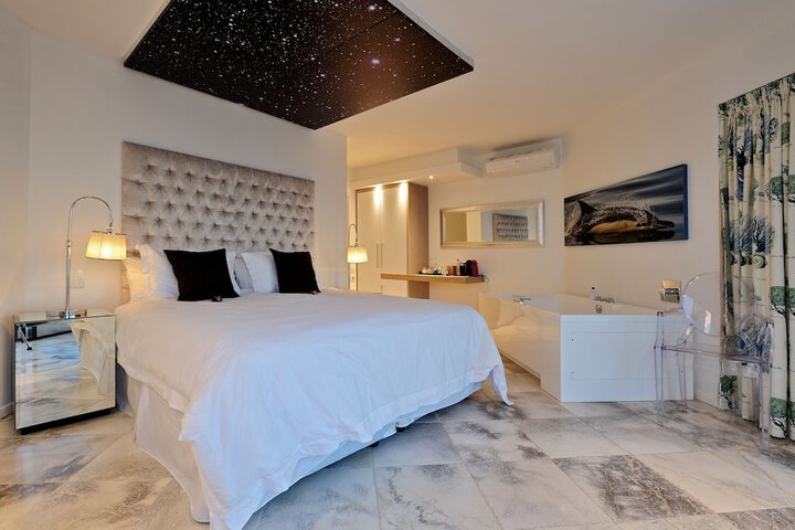 Room 6 of 63