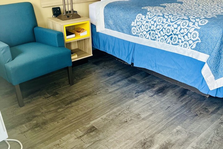 1 King Bed (1 of 9)