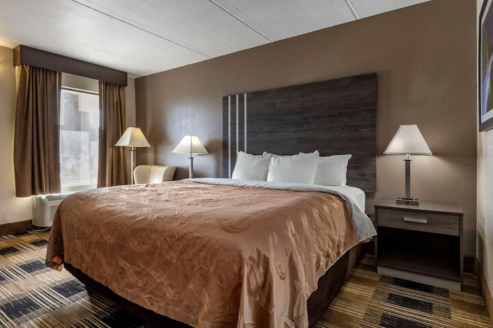 1 King Bed (3 of 19)
