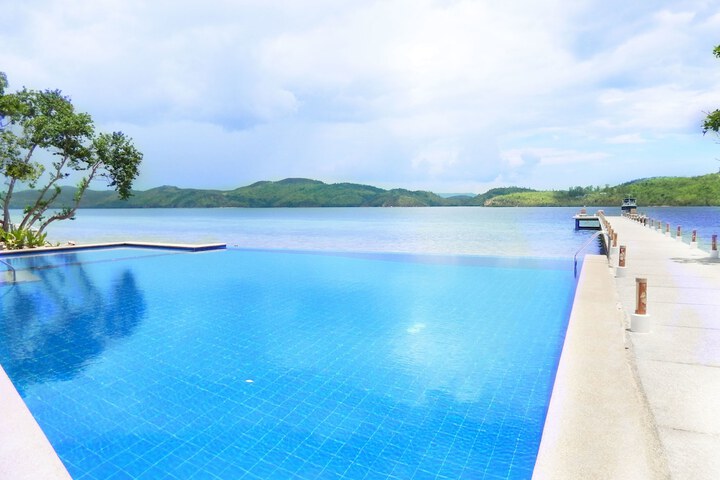 Hotel Pool