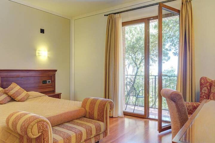 Room 15 of 32