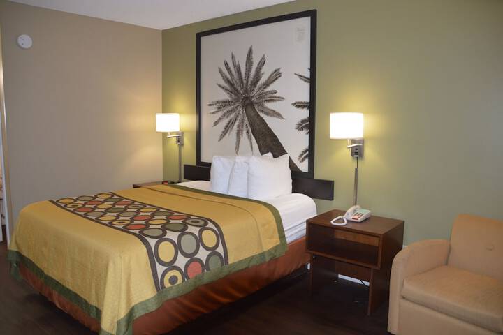 1 Queen Bed (6 of 18)
