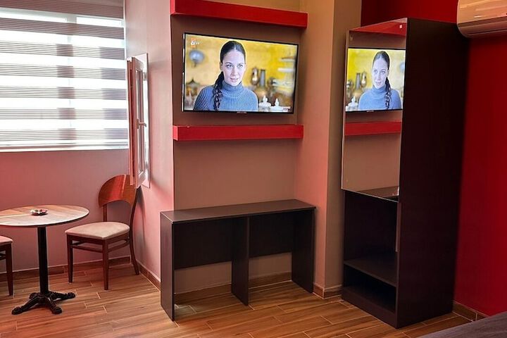 Room 6 of 14