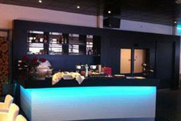 Lounge 3 of 4