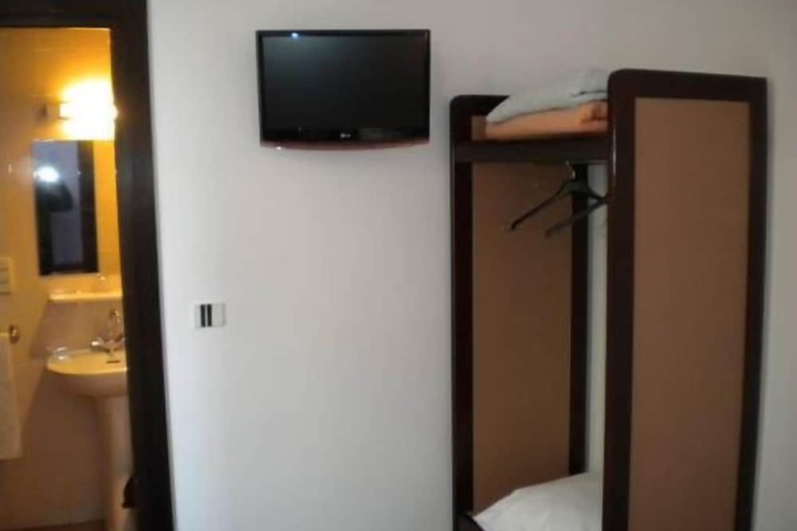 Room 15 of 33