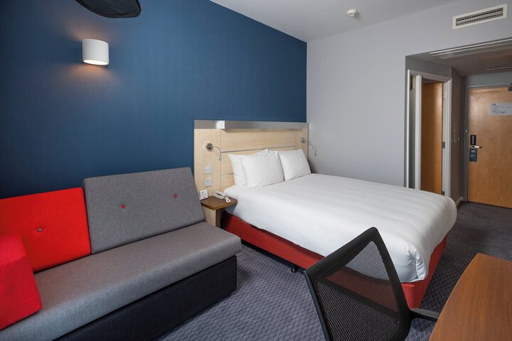 Room 27 of 83