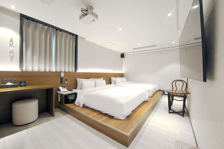 Room 33 of 64
