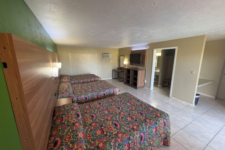 Room 8 of 18