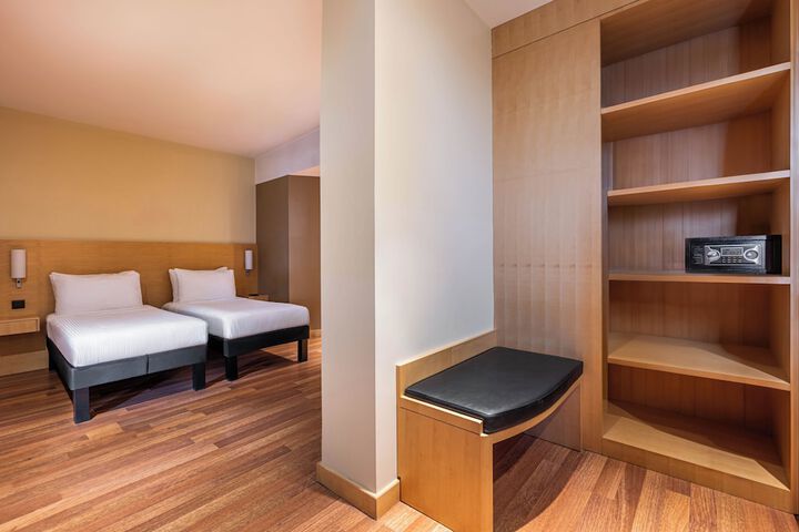 Room 21 of 74