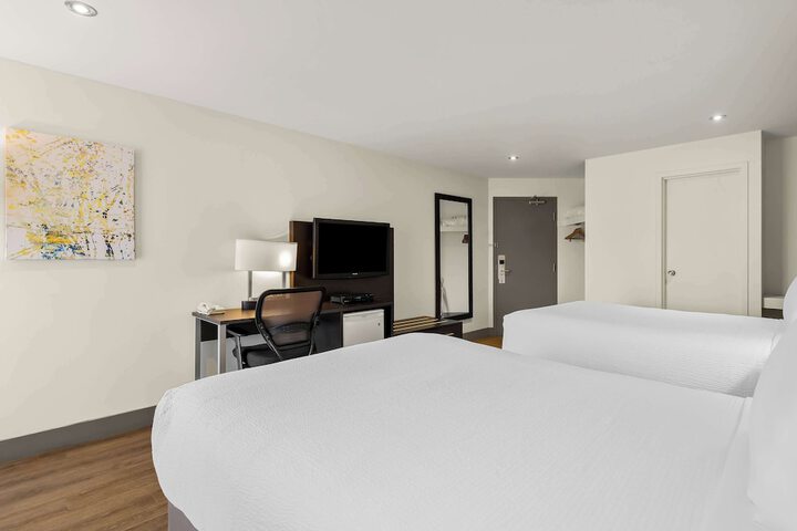 2 Double Beds Pillowtop Mattress Refrigerator, Coffee Maker High Speed Internet Accessible Desk Full Breakfast (13 of 14)