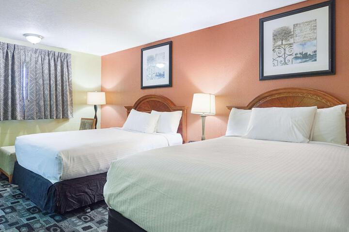 1 Queen Bed (4 of 18)