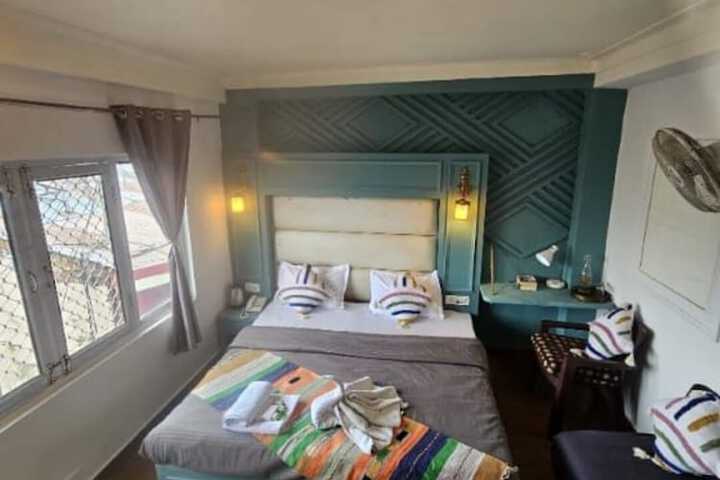 Room 5 of 16