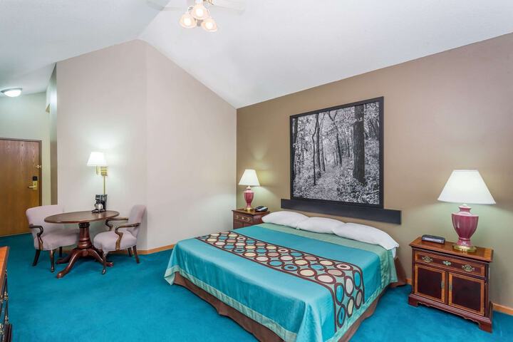 Suite 2 Queen Beds (2 of 4)
