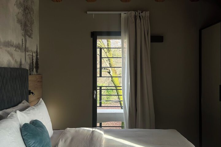 Room 11 of 24