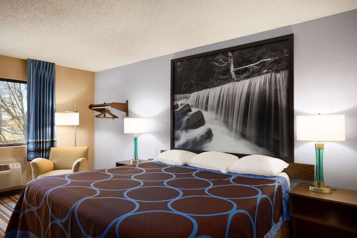1 Queen Bed (3 of 3)