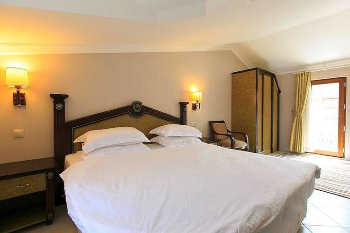 Room 9 of 12